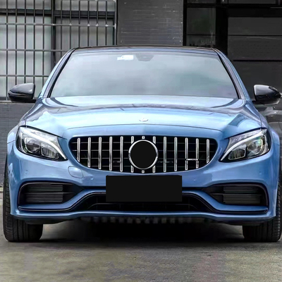 Mercedes Benz Classe C W205 a C63 AMG con moderno paraurti anteriore di lusso