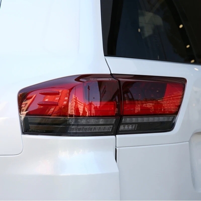 Land Cruiser LC300 con luci posteriori a LED 2022 e luci di segnale del freno