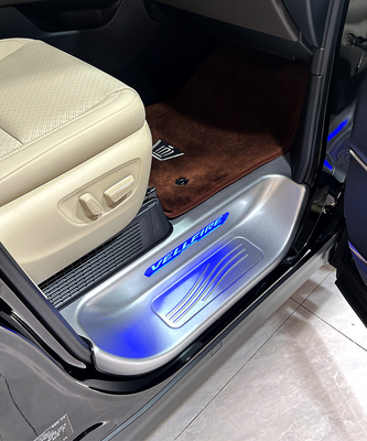 Striscia di soglia di luce LED per auto con pedali e striscia per porta Toyota 2024 100% testata